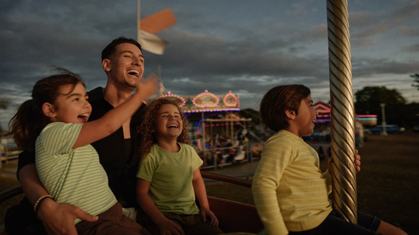 Familia disfrutando en un parque de entretenciones